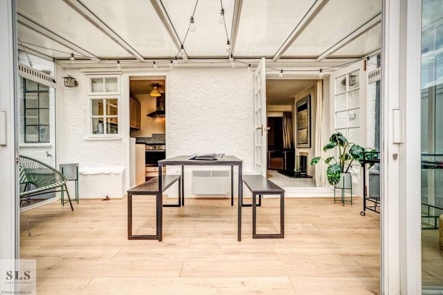 Kates Cottage is a two bed cottage with River Thames frontage and mooring