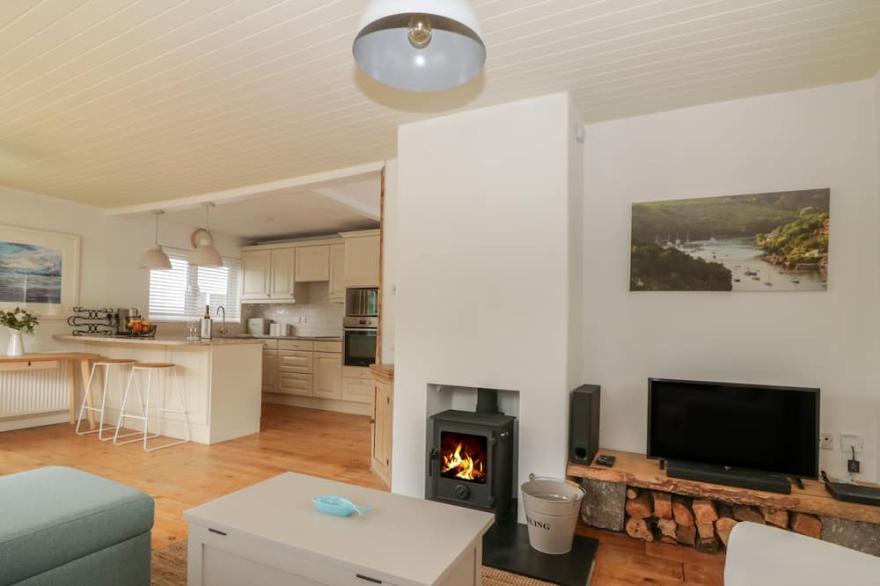KITTIWAKE, family friendly, character holiday cottage in Noss Mayo