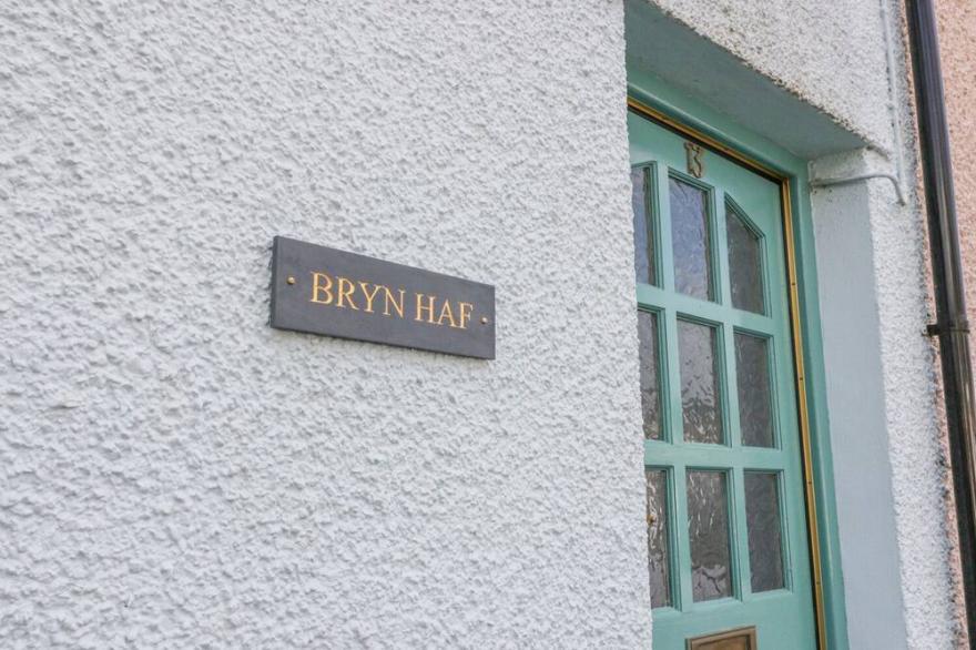 BRYN HAF, NEW STREET, family friendly, with open fire in Beaumaris