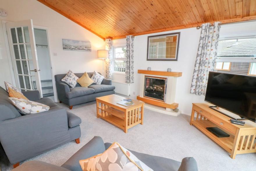 SMUGGLERS SHACK, family friendly, with pool in Polperro