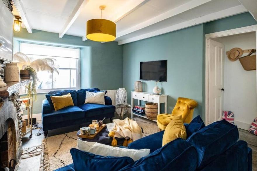Beautiful cottage in the heart of Port Isaac, sleeps 5, includes parking.