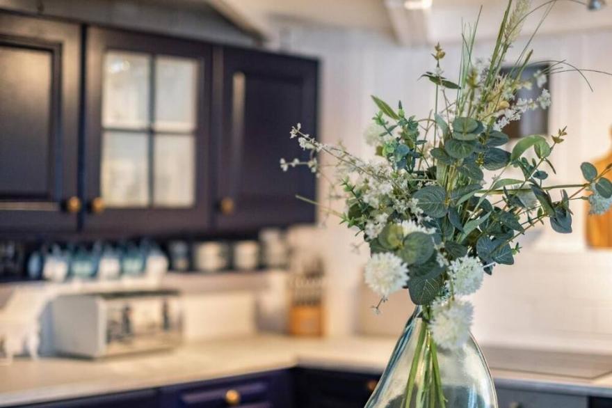 Beautiful cottage in the heart of Port Isaac, sleeps 5, includes parking.