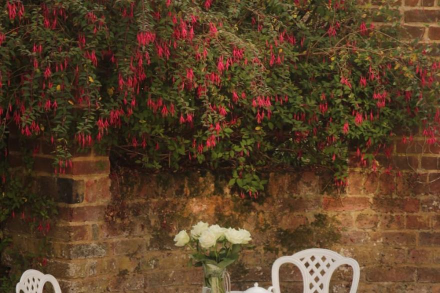 Cozy cottage, wood burner, private courtyard, parking, restaurant and pubs 500m.