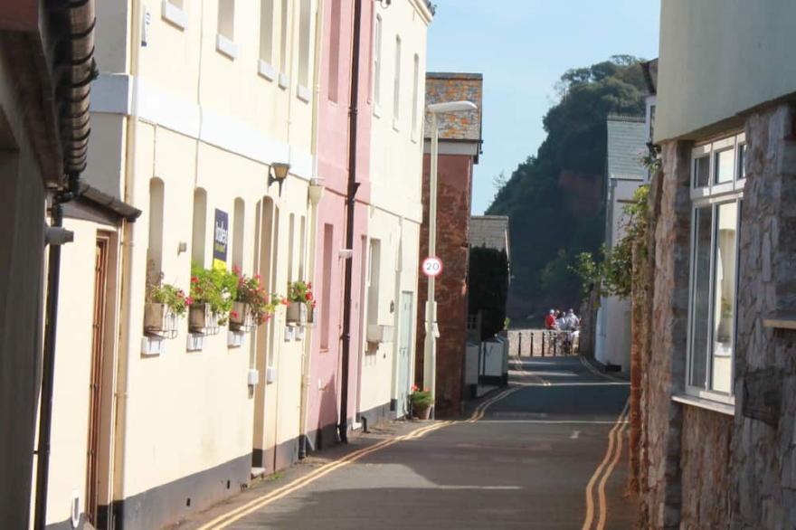 Seaside Cottage sleeping 6 people, Pet friendly, just 50 mtrs from waters edge
