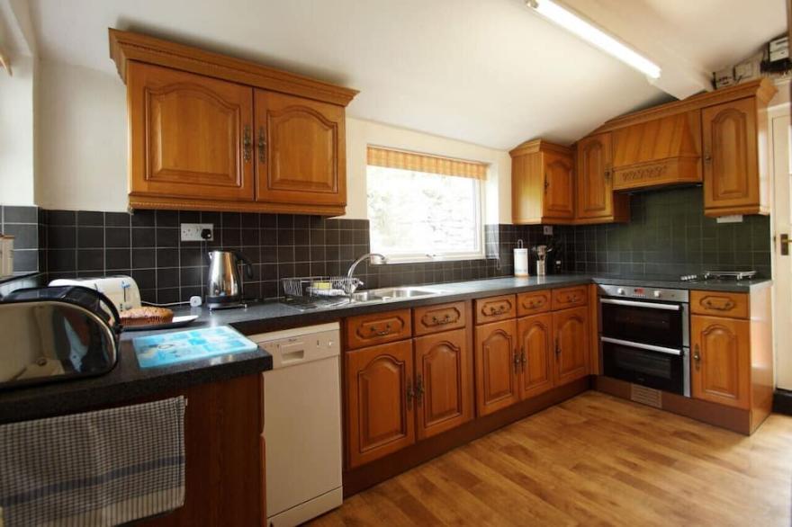 Taicroesion - Three Bedroom House, Sleeps 7