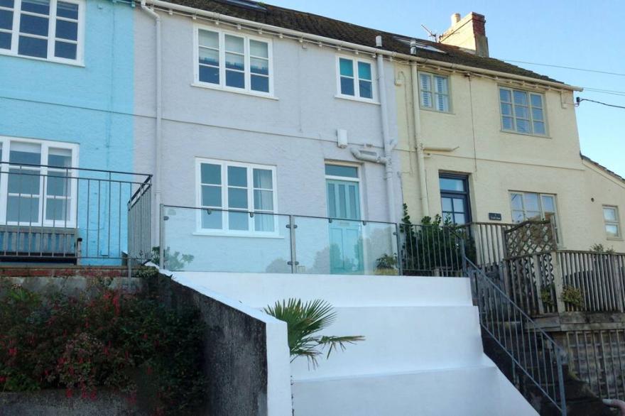 SMART BEACH RETREAT ON ISLAND STREET SALCOMBE WITH LARGE GARAGE