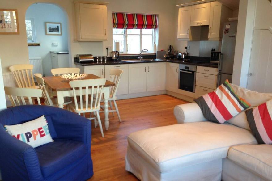 SMART BEACH RETREAT ON ISLAND STREET SALCOMBE WITH LARGE GARAGE