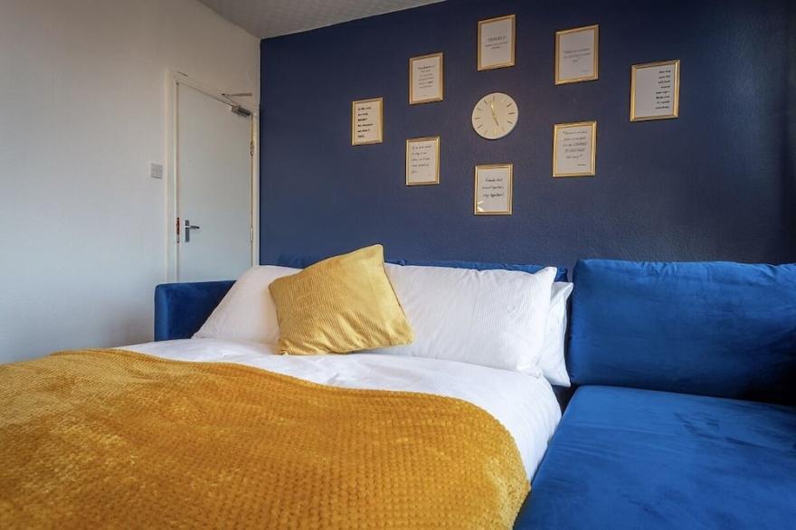 Huge velvet apartment- sleep 9 by M5