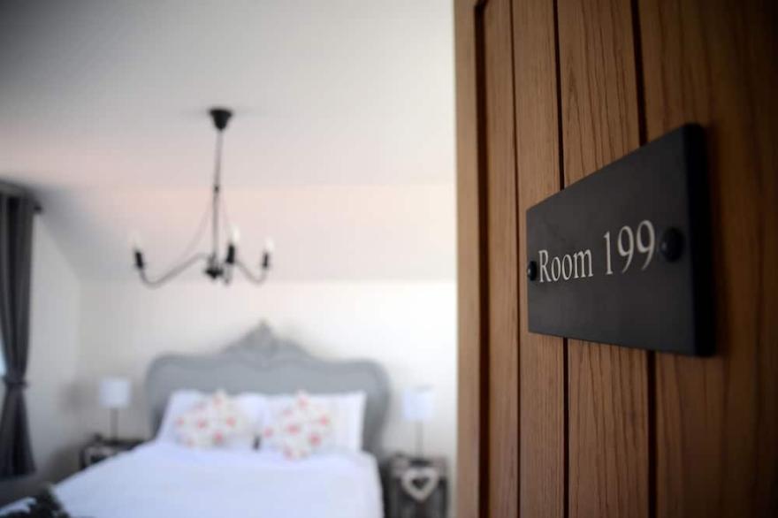 Beautiful Cottage, Old Town Location, Yards from Beach, Sea Views & Courtyard