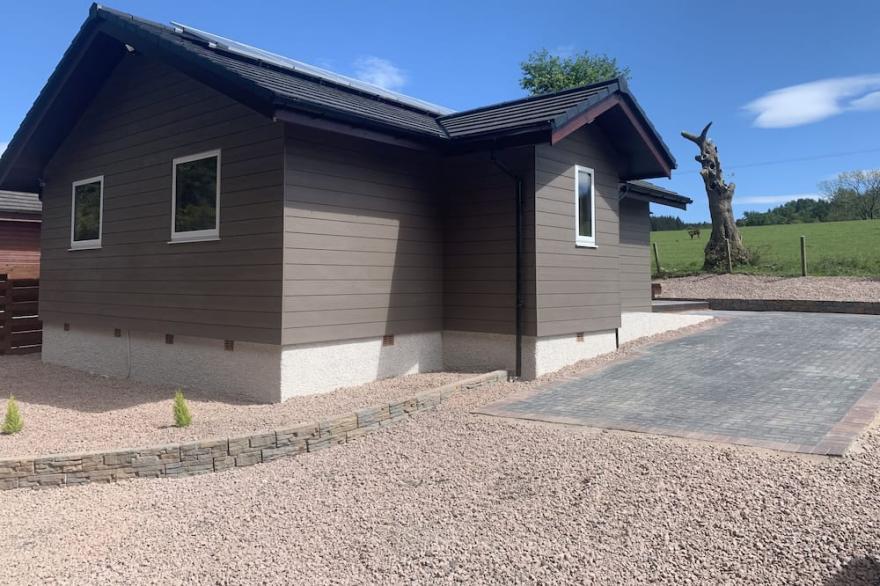 Woodburn Lodge With Private Hottub,  Smart tv with Wifi, Veiws To Mabie Forrest