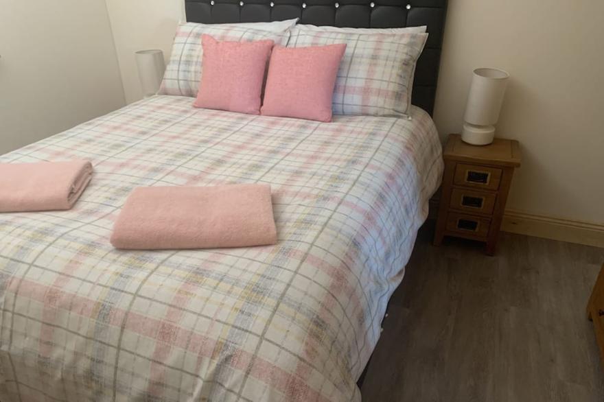 Woodburn Lodge With Private Hottub,  Smart tv with Wifi, Veiws To Mabie Forrest
