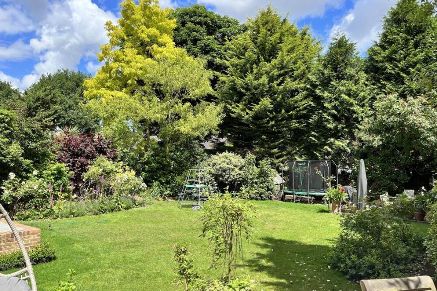London mansion house, impeccable design, huge garden for family,