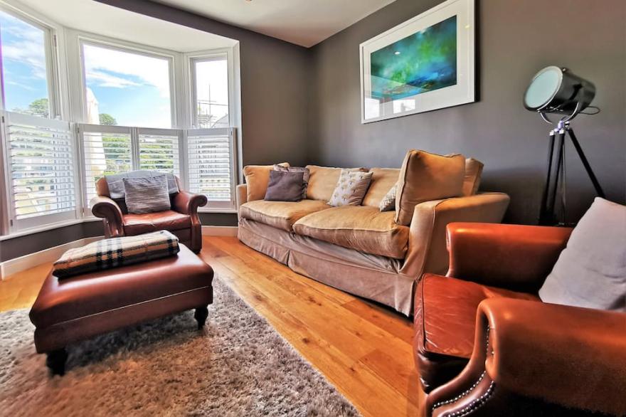 Stunning Four Bedroom Home with Garden, Terrace and Fabulous River Views