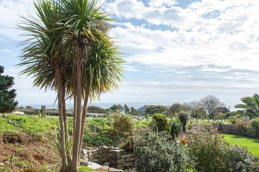 Rock Pools is a spacious detached house set in a quiet residential area in Gorran Haven