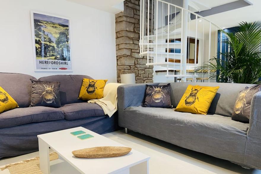 Stylish Country Cottage With Balcony Views
