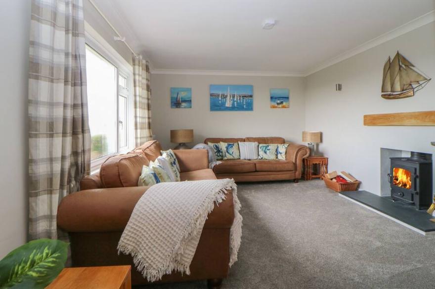 HEDGEROW, pet friendly, with open fire in Blackawton