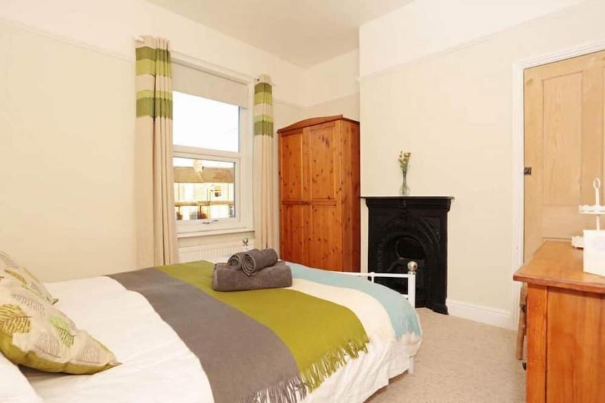 2 Bed House.15 minutes walk from City Centre.Free parking.Free WiFi.