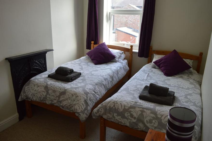 2 Bed House.15 minutes walk from City Centre.Free parking.Free WiFi.