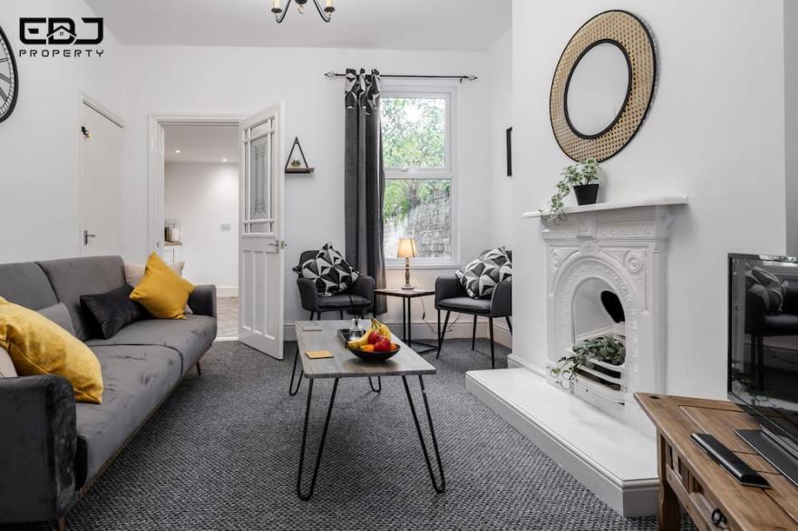 Comfy 4bed Home - Free Parking/Wi-Fi - Long Stays