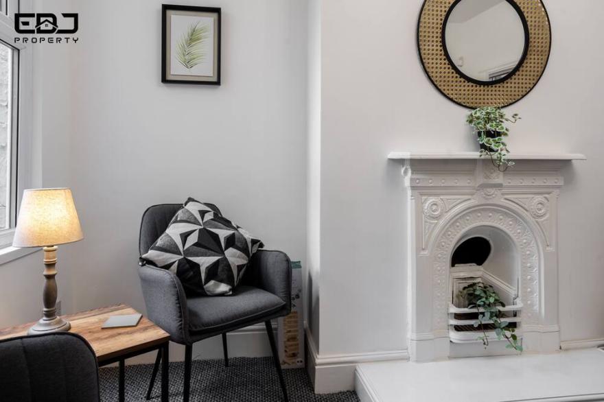 Comfy 4bed Home - Free Parking/Wi-Fi - Long Stays
