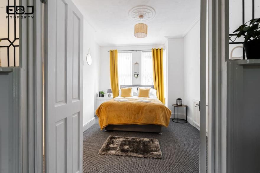 Comfy 4bed Home - Free Parking/Wi-Fi - Long Stays