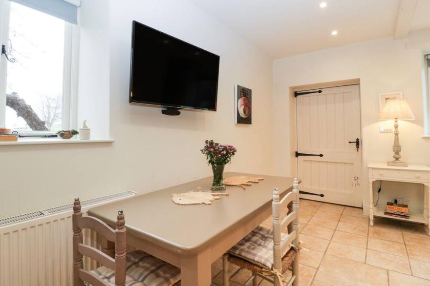 THE END, character holiday cottage, with a garden in Langport