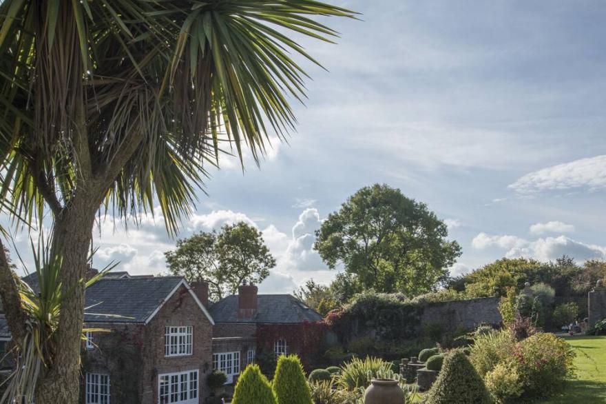 Classic Country House with Heated Indoor Pool Complex and Private Walled Garden