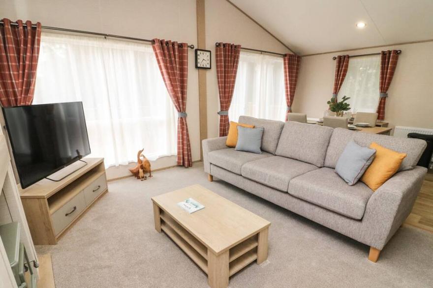 BARNEY'S RETREAT, pet friendly, luxury holiday cottage in Carnforth