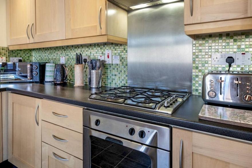 Pass the Keys | Stunning 2BR Apt with Balcony Next to Queens Uni