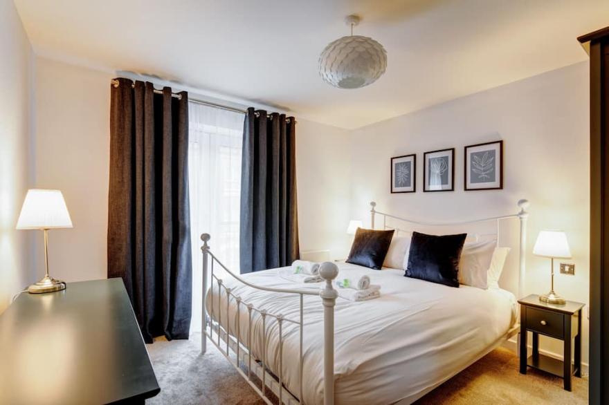 Modern Apartment in City Centre I Pass The Keys