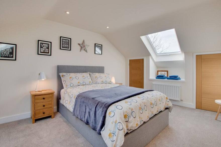 The Bee Hive - Two Bedroom House, Sleeps 4