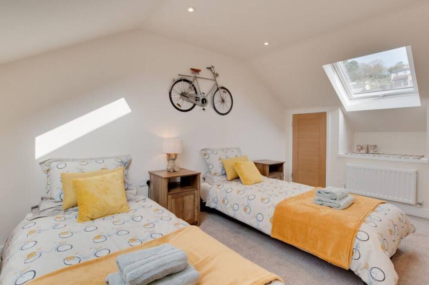 The Bee Hive - Two Bedroom House, Sleeps 4