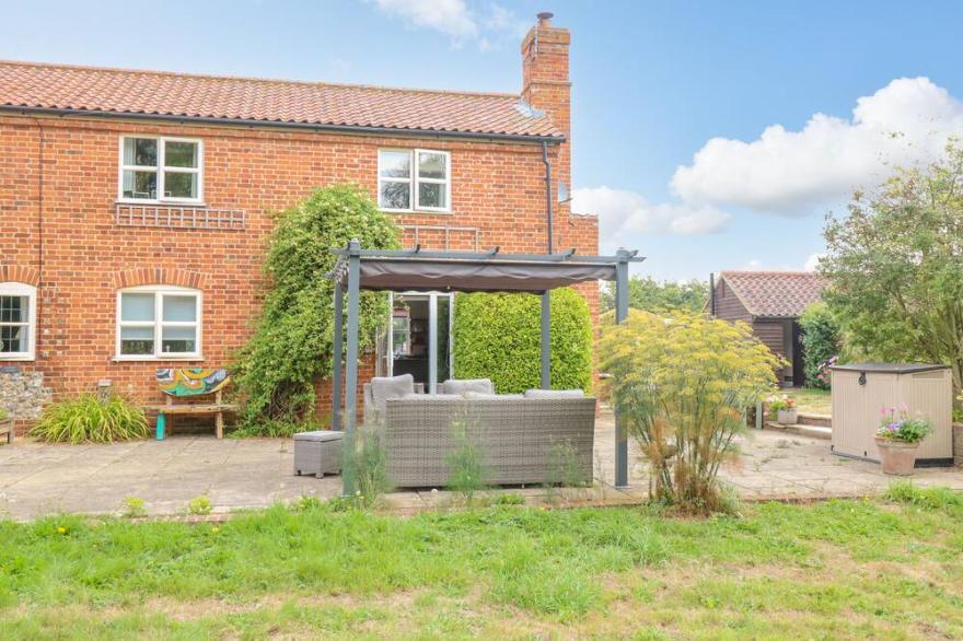 WILLOW COTTAGE, romantic, character holiday cottage in Catsfield