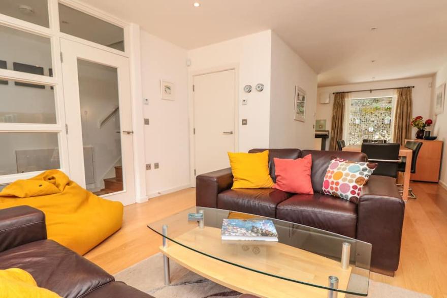 6 POTTERY COTTAGES, family friendly, with a garden in Dartmouth