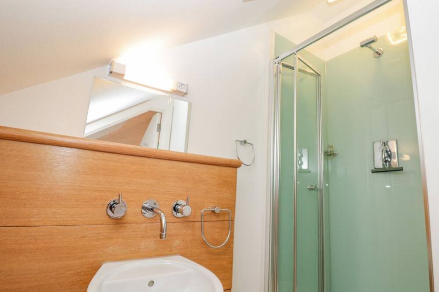 6 POTTERY COTTAGES, family friendly, with a garden in Dartmouth
