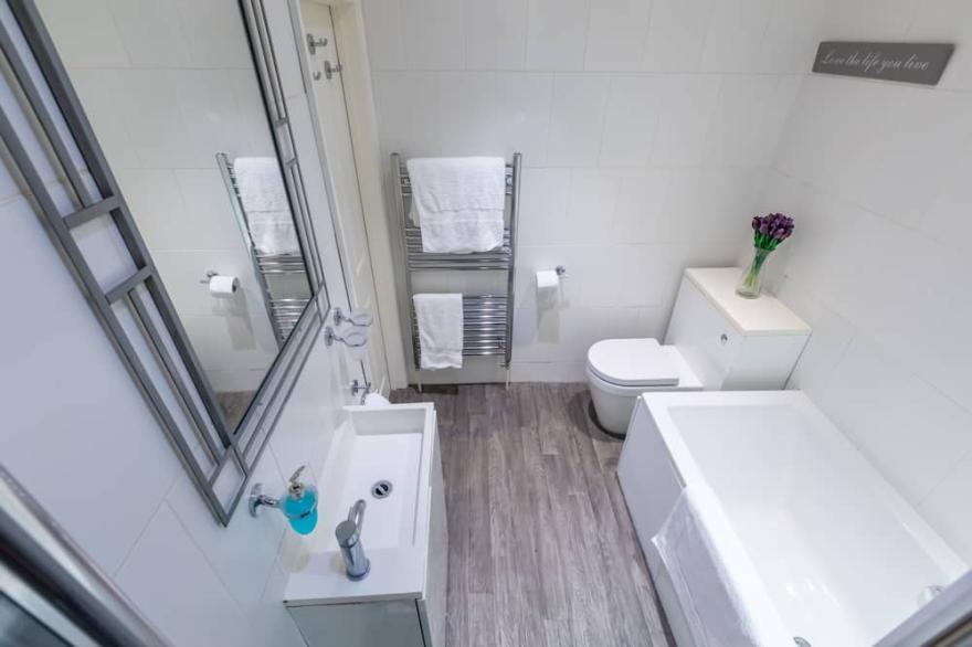 Paddington/Lancaster Gate Luxury Flat by Hyde Park
