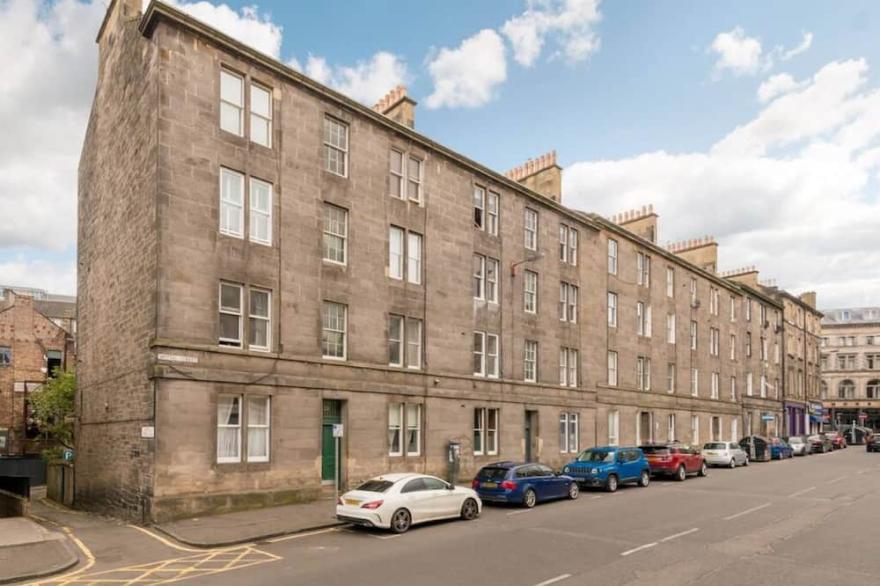 Cozy 3 Bedroom Apartment in the Heart of Old Town - Perfect for the Fringe!