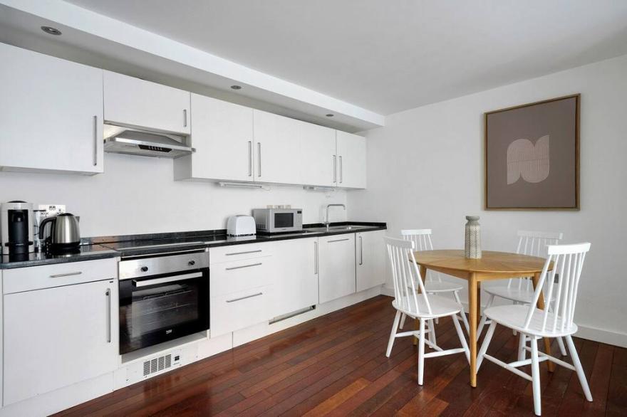 Quirky Central Shoreditch 1 Bedroom Aprt nr. Old Street, by Blueground