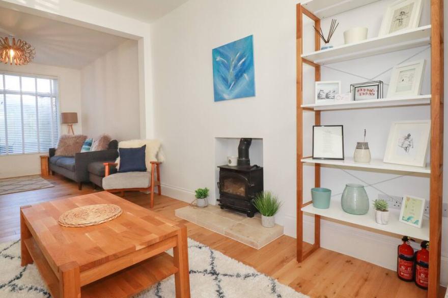 3 GROSVENOR AVENUE, with open fire in Newquay