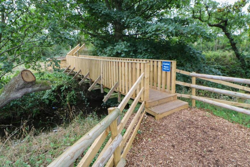 HEDGEHOG RETREAT, pet friendly, with hot tub in Felton