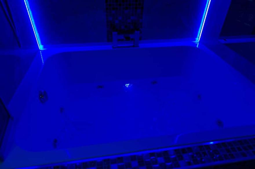 Aphrodite Suites - The Sanctuary Hot Tub SPA Suite