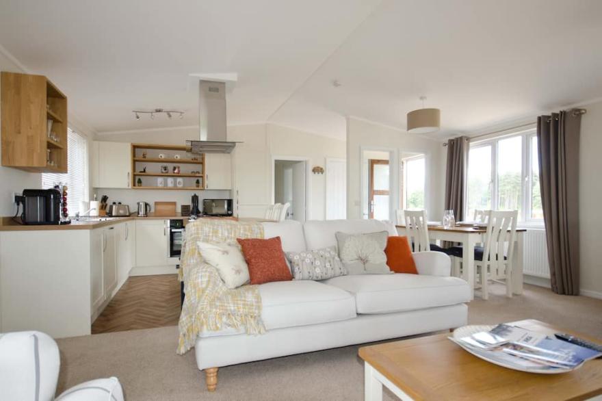 Woodland Lodge - With Hot Tub - Dog Friendly