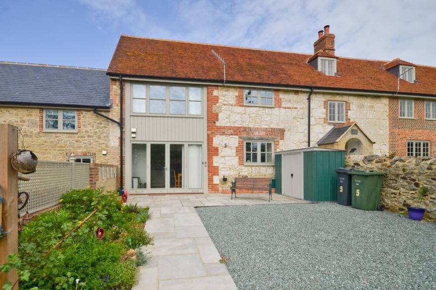 The Poppies -  a house that sleeps 8 guests  in 3 bedrooms