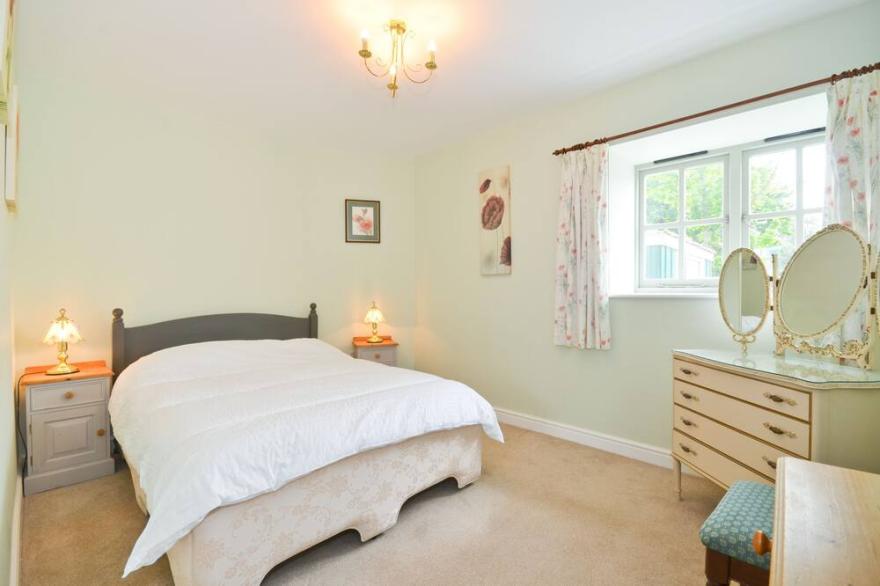 The Poppies -  a house that sleeps 8 guests  in 3 bedrooms
