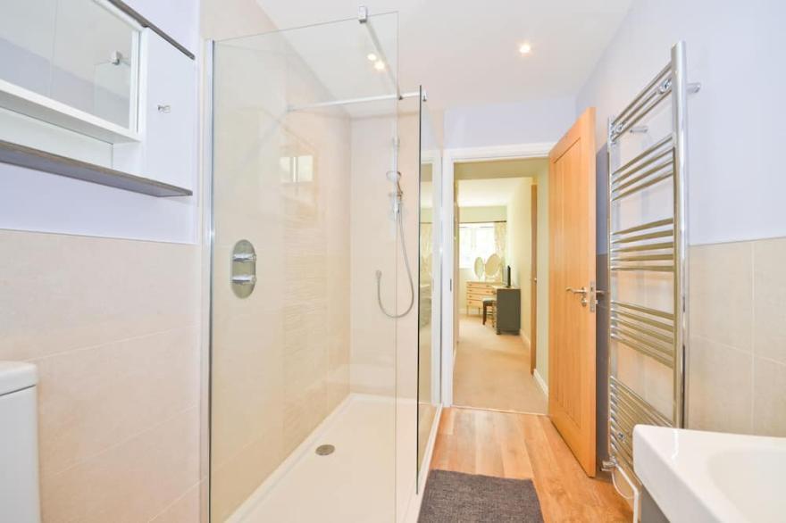 The Poppies -  a house that sleeps 8 guests  in 3 bedrooms
