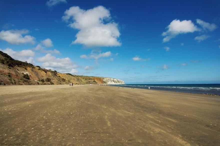 36 Sandown Bay Holiday Centre -  a chalet that sleeps 6 guests  in 2 bedrooms