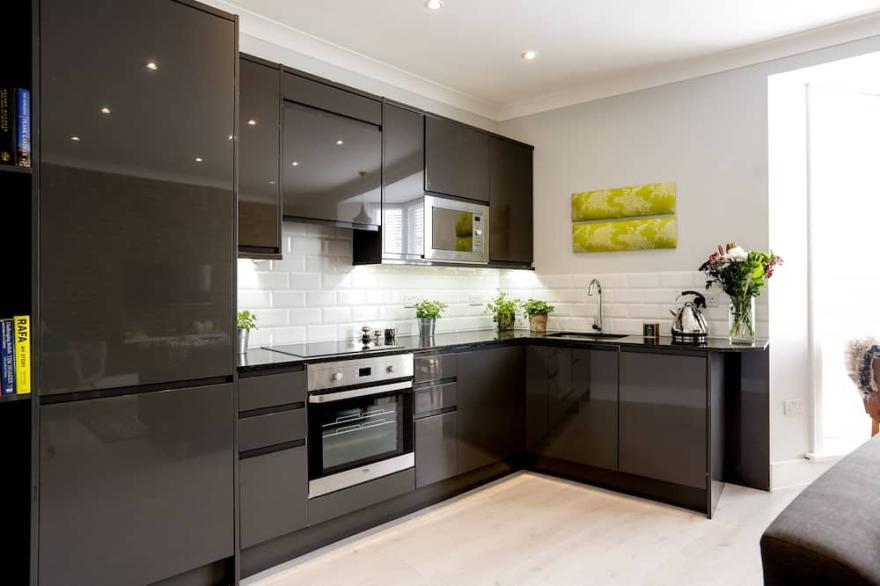 * Stylish * Modern * Central * Sea View *