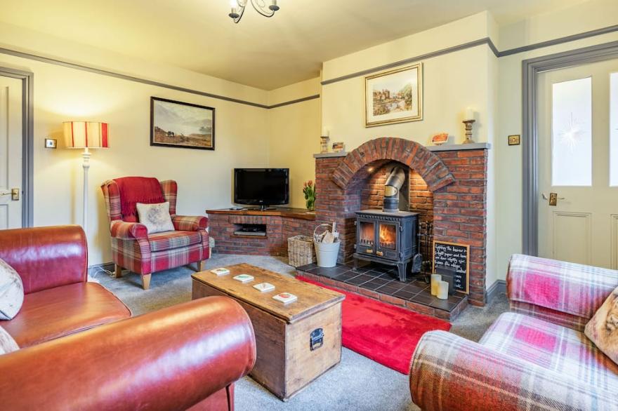 WYCHWOOD, pet friendly, character holiday cottage in Grosmont