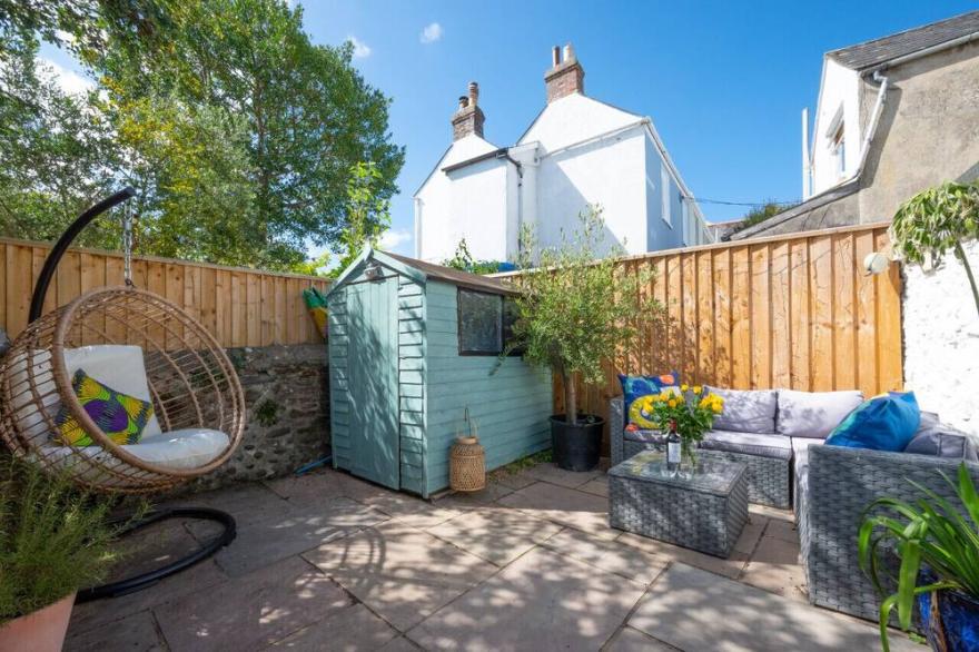 Salty Blue - Two Bedroom House, Sleeps 4
