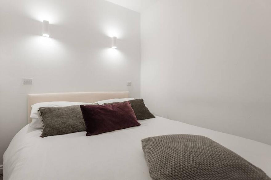 Large 1 Bed Apartment near Hyde Park